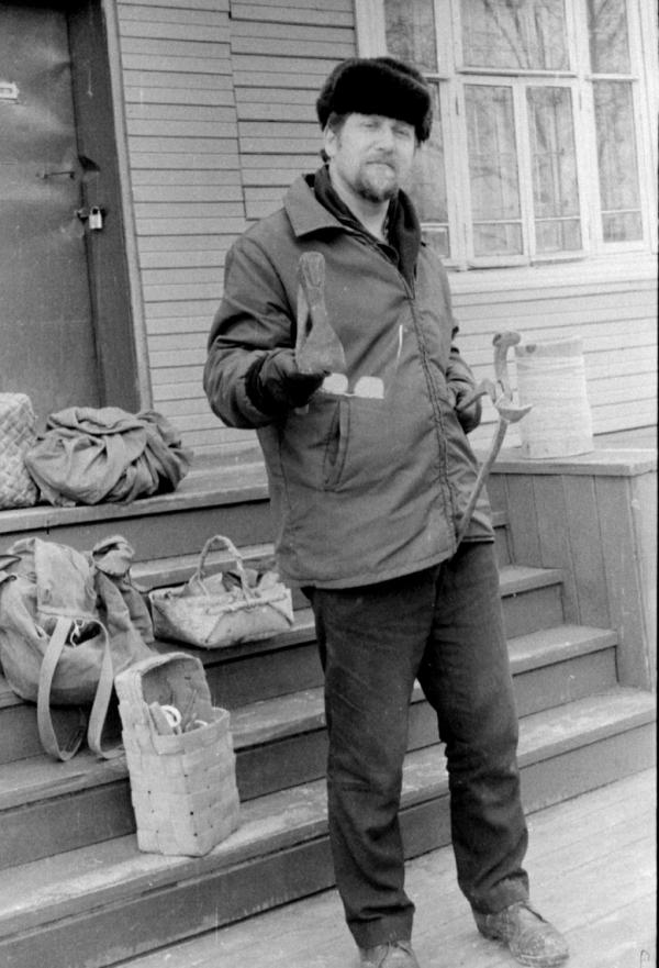 Участник экспедиции 1976 г. в Беломорский район (Карелия) В.В. Скопин с собранными им предметами музейного значения.