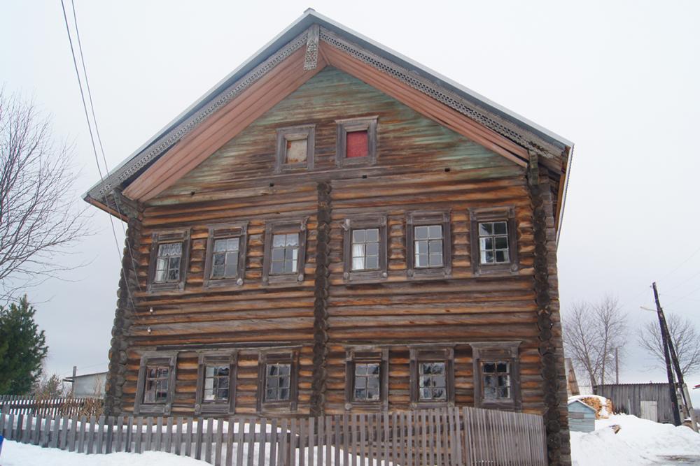 Дом семьи гончаров Аксёновых в дер. Сухарёво. Построен в 1825 г. 