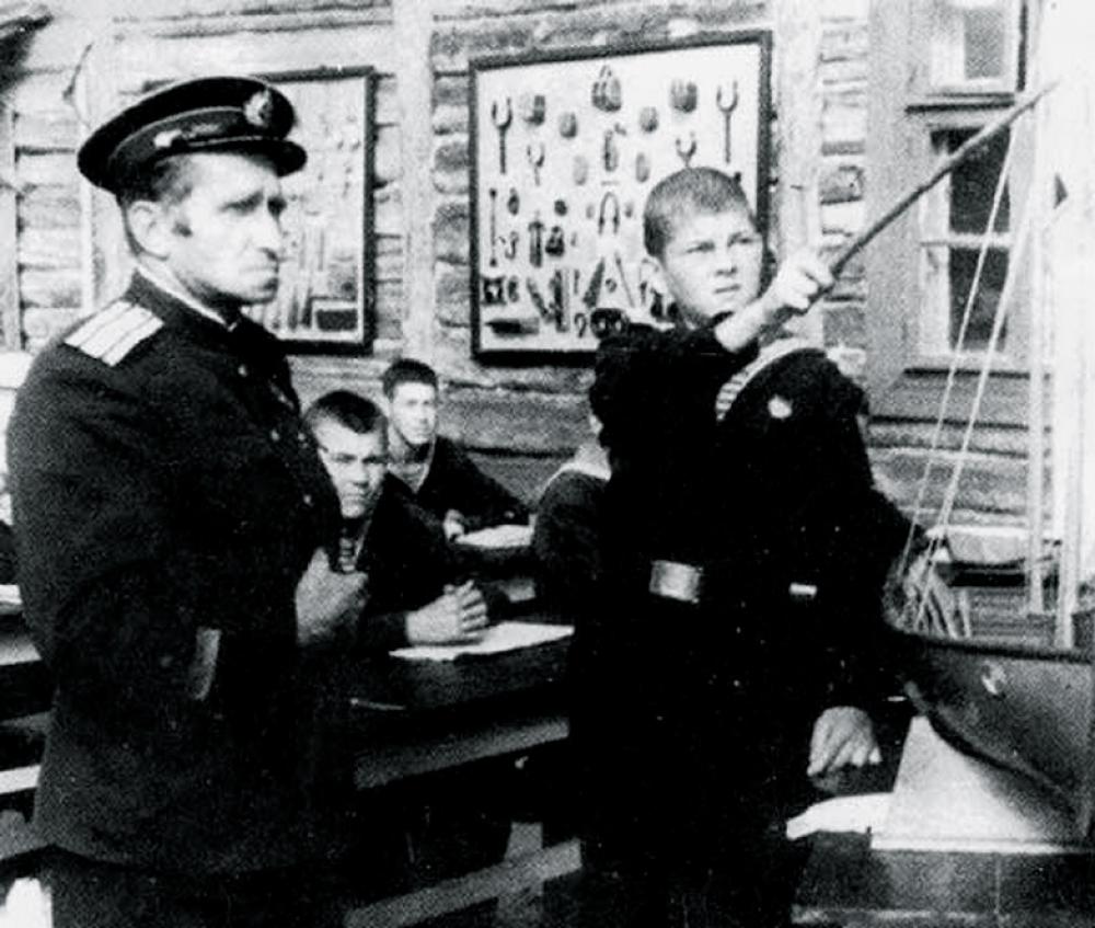 Занятия по кораблевождению ведет начальник Школы юнг Н.Ю. Авраамов. 1943 г.