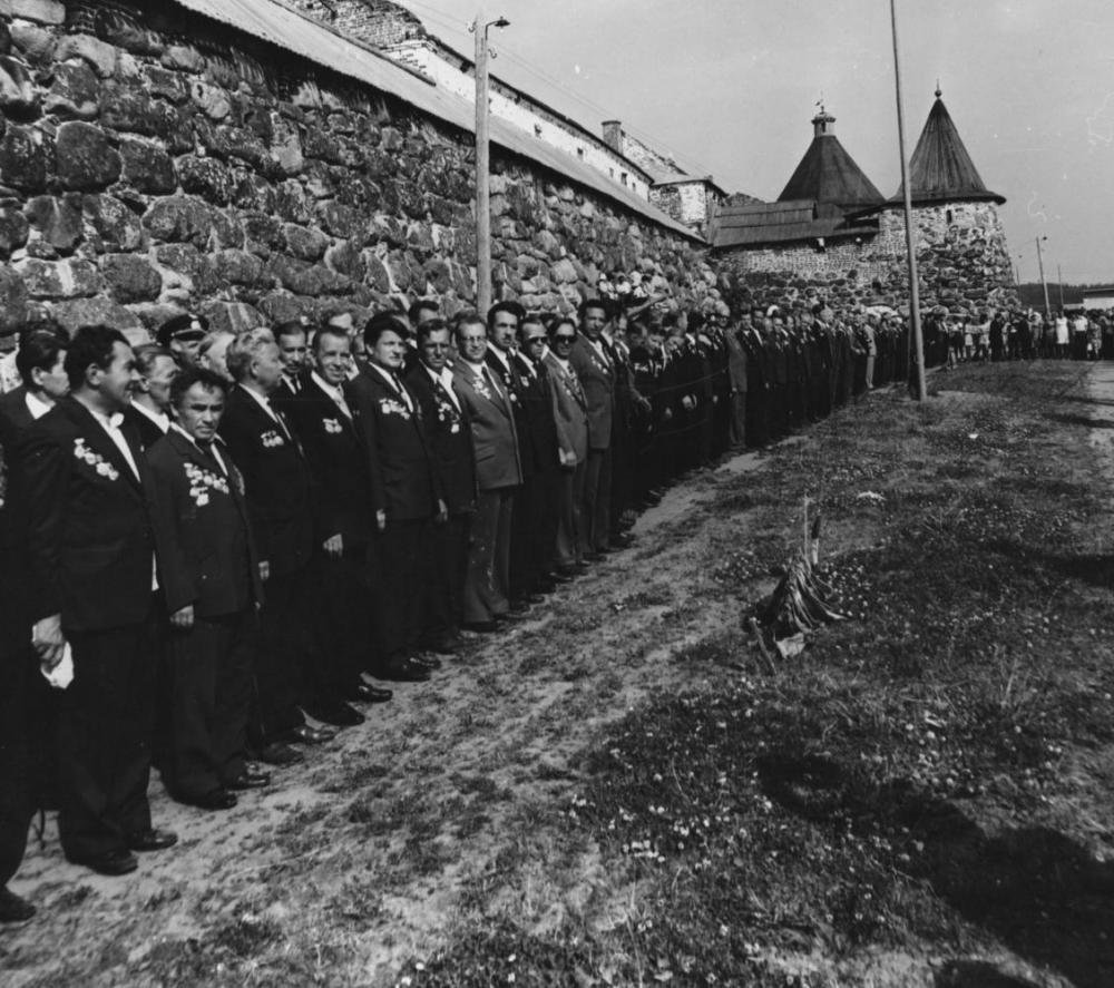 Слет юнг-ветеранов на Соловецких островах. Построение на набережной Святого озера. 1975 г.