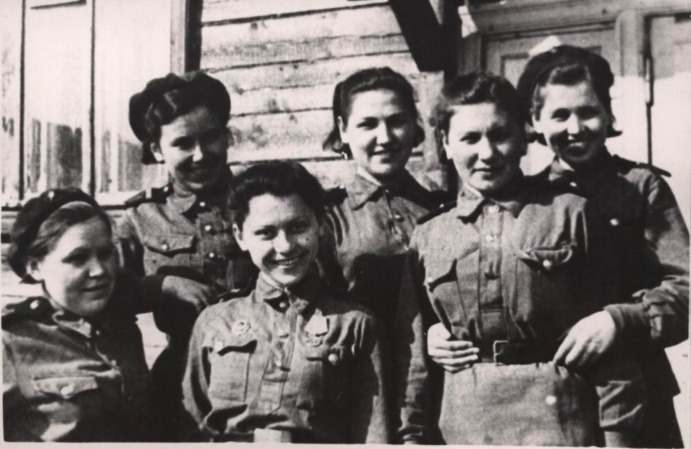 Выпускницы Школы связи в Ваенге во время службы в 356-ом отдельном батальоне воздушного наблюдения. 1944 г.