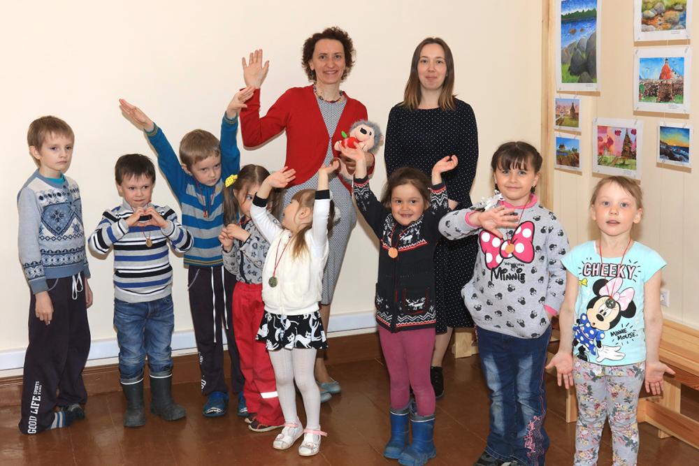 Глаголева Варвара и Атаманова Алена с группой дошкольников