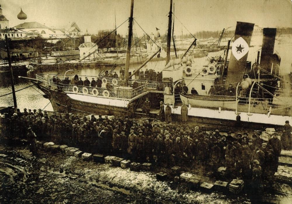 Первая партия заключенных, прибывшая на Соловки 7 июня 1923 года на судне «Семён Будённый».