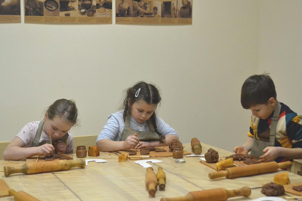 У каждого юного керамиста своя необычная птичка. Источник фото: из архива Соловецкого музея-заповедника.