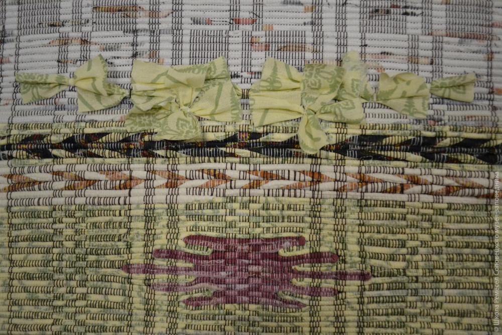 Образец, представляющий разнообразные приёмы ткачества дорожек. Фото: О. Лаврешова.