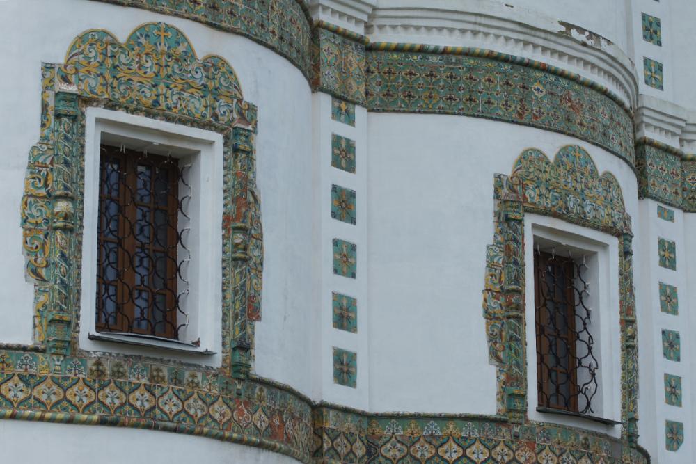Фрагмент изразцового декора алтарной части церкви Иоанна Богослова Николо-Вяжищского монастыря. Конец XVII – начало XVIII в.